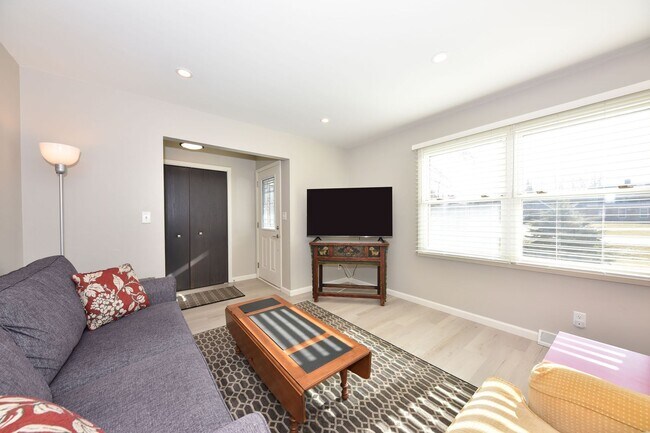 Building Photo - Furnished Mequon 4 bedroom ranch