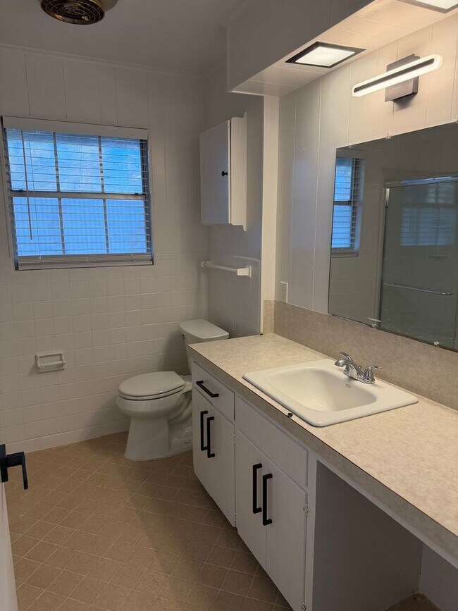 Building Photo - Charming Hill Country Home • Spacious Layout • Lake Travis Lifestyle