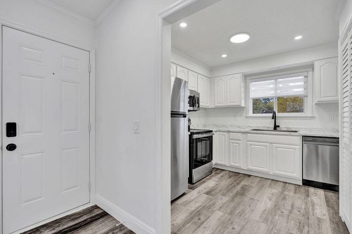 Building Photo - 229 SW 1st Ave