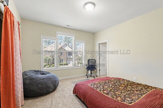 Building Photo - 747 Coralbell Way