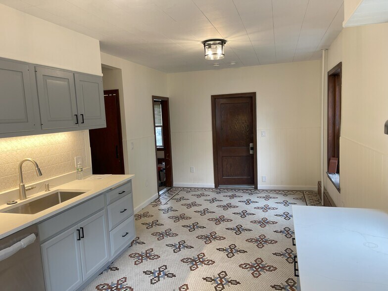 Building Photo - 43 Arthur St