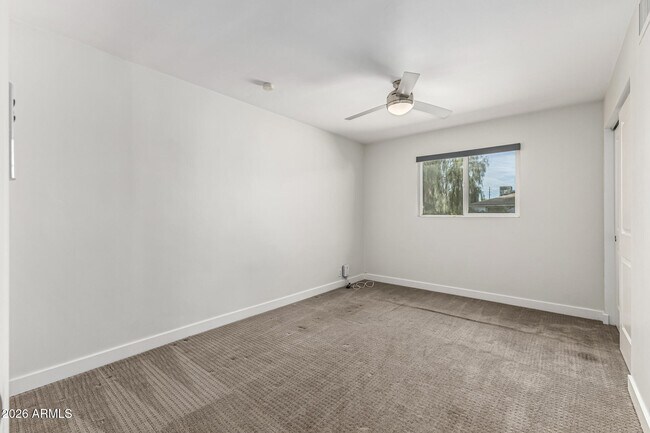 Building Photo - 3930 E Oak St