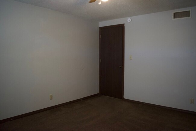 Building Photo - Affordable 3 Bedroom Duplex, SW Columbia!