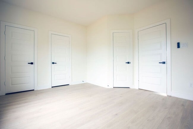 Building Photo - Modern Amenities. Urban Location. Sophisti...