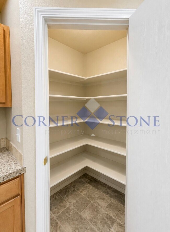 Building Photo - Large 4 Bedroom Home with Bonus Room!