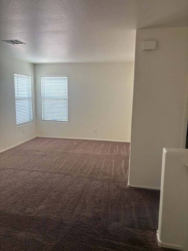 Building Photo - 3 bedroom house with 2.5 bathrooms