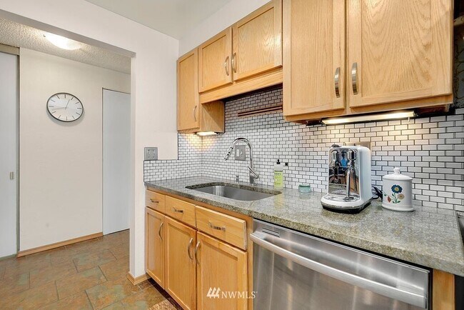 granite countertops - 3710 27th Plz W