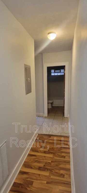 Building Photo - 1683 1/2 Oak Street