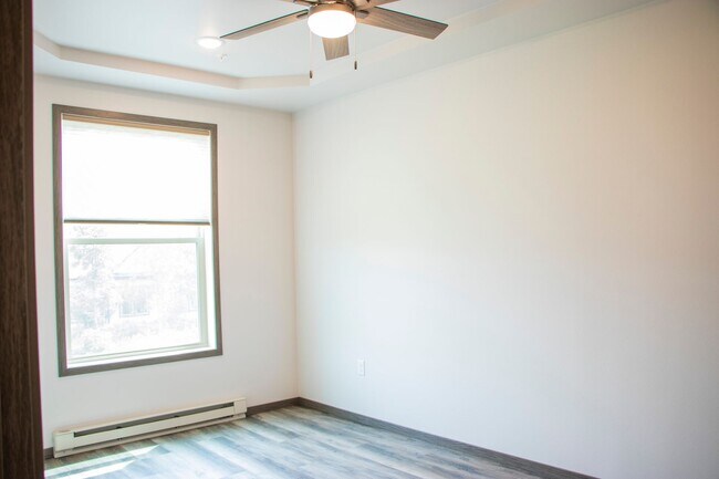 Building Photo - Stylish 1 bed- Southside Eau Claire