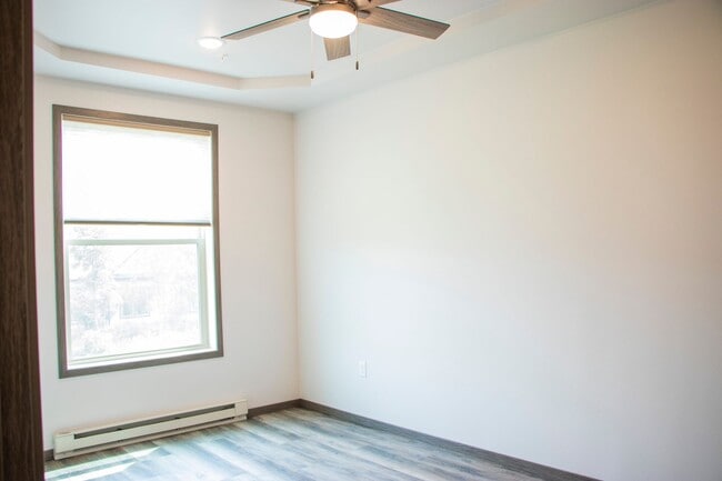 Building Photo - Top Floor 1 bed! Available Now!