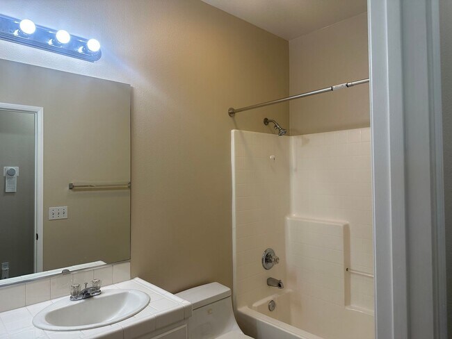 Building Photo - Single Story cul-de-sac 3Beds/2Bath Home i...