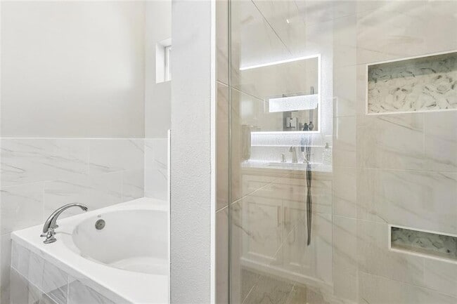 Building Photo - 1605 Labarre St