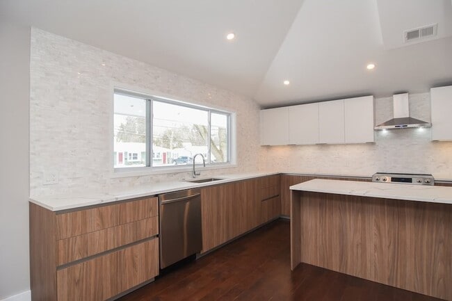 Building Photo - 27 Fenway Dr