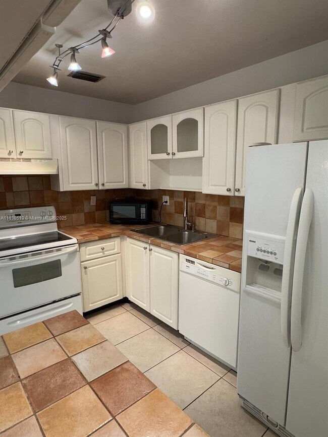 Building Photo - 10441 Mahogany Key Cir