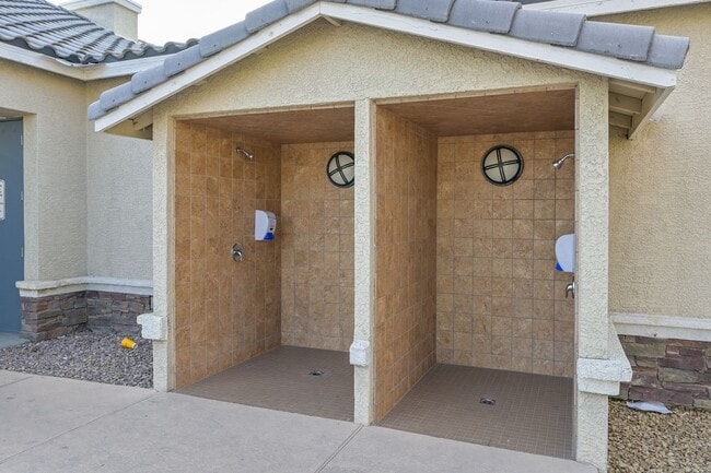 Building Photo - SE!!  Gated!! Community Pool!! Clubhouse!! Fitness Center!! Up Graded Appliances!!! 2 Car Garage!!