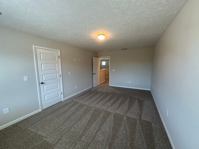 Building Photo - 4 Bed 3 Bath Townhome Near The Heart Of Shelbyville