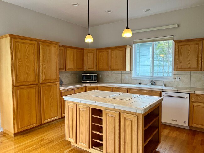 Building Photo - Spacious, Well-Appointed home in a Highly Desirable Location!