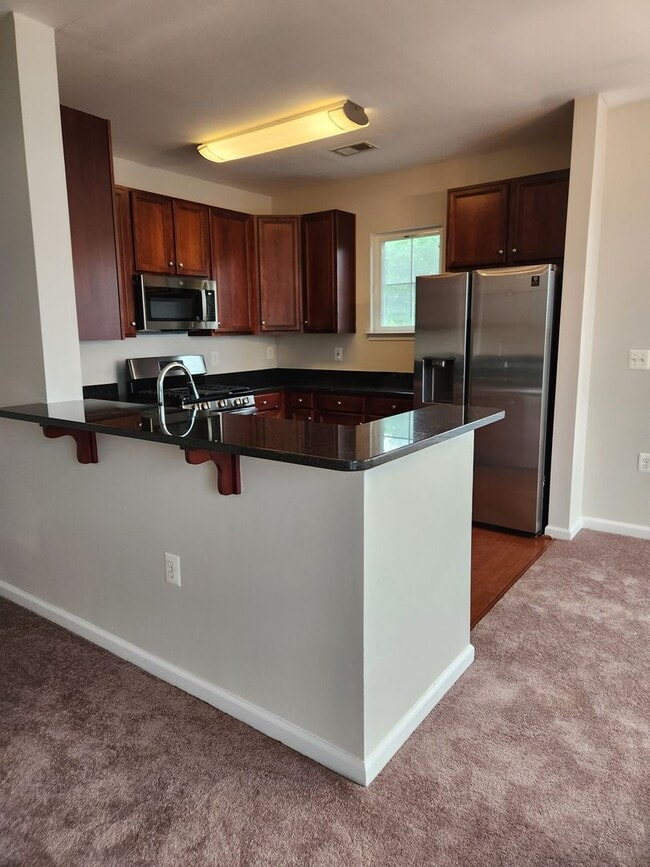 Building Photo - Bright Two Bedroom Condo