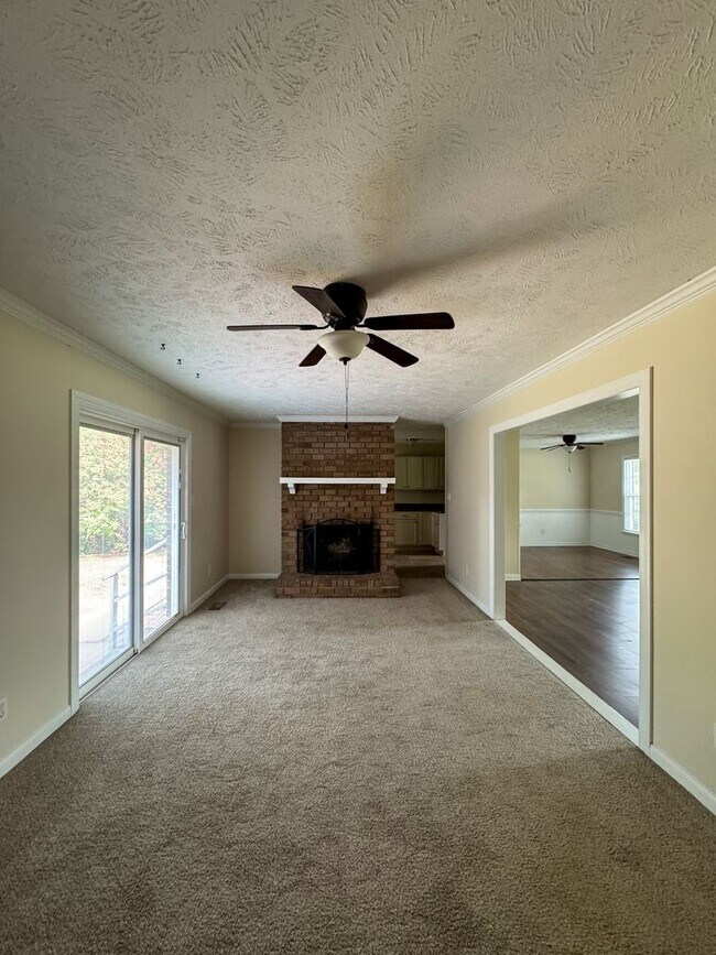 Building Photo - Charming 3 Bed 2 Bath Home Conveniently Located in Fayetteville