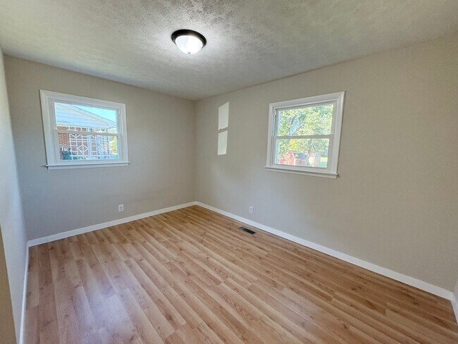 Building Photo - 3 bed with carport and garage