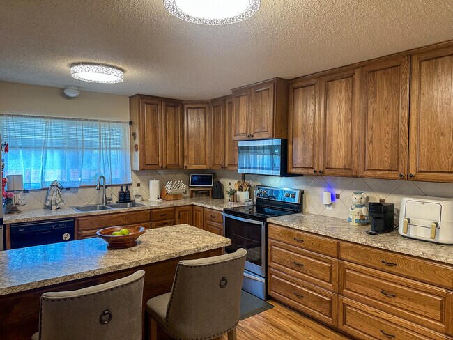 Building Photo - 81 Family Cir