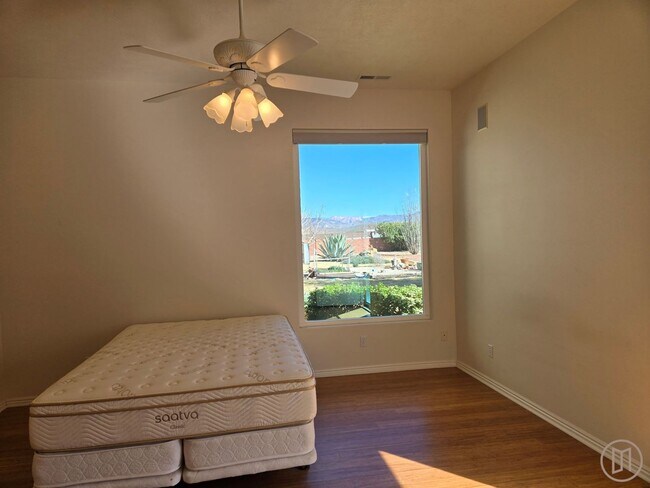 Building Photo - Sunny, spacious home in a prime cul-de-sac location!