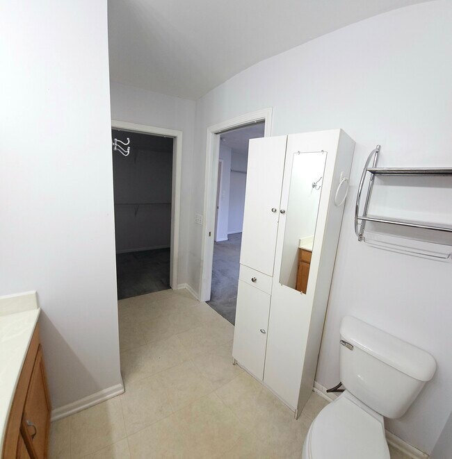 Building Photo - 3910 Old Elm Dr SE