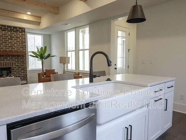 Building Photo - 207 Fairground St