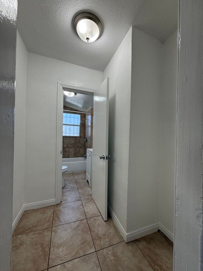 Building Photo - 1578E