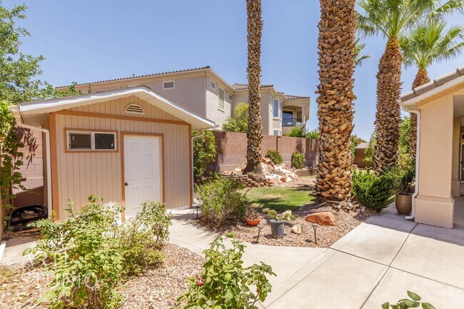 Building Photo - Stunning 3-Bedroom Home with Private Backy...