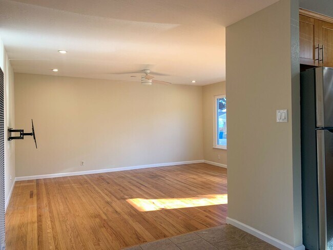 Building Photo - Single level 3 Bedroom Home on a Spacious Corner Lot!