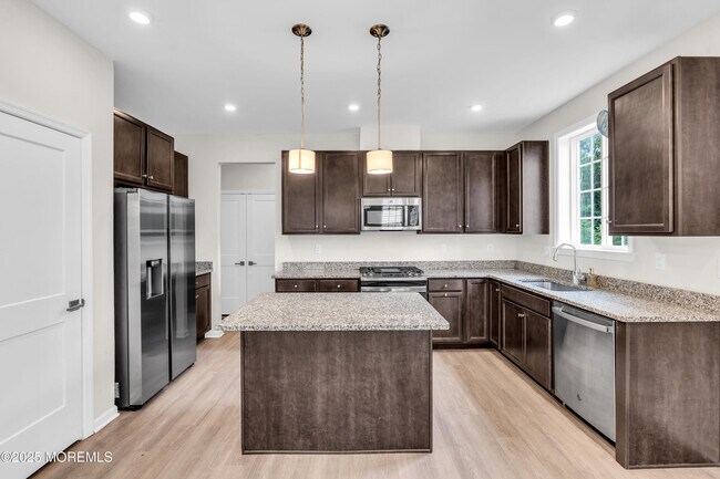 Building Photo - 317 Tulip Ct