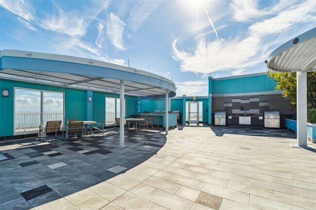 Building Photo - 1 Beach Dr SE