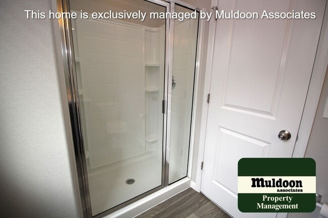 Building Photo - Beautiful end unit townhome