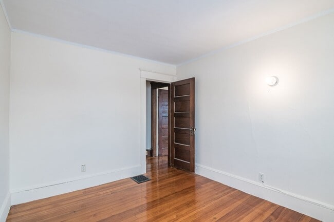 Building Photo - 4 Bedroom, 1.5 bath Home