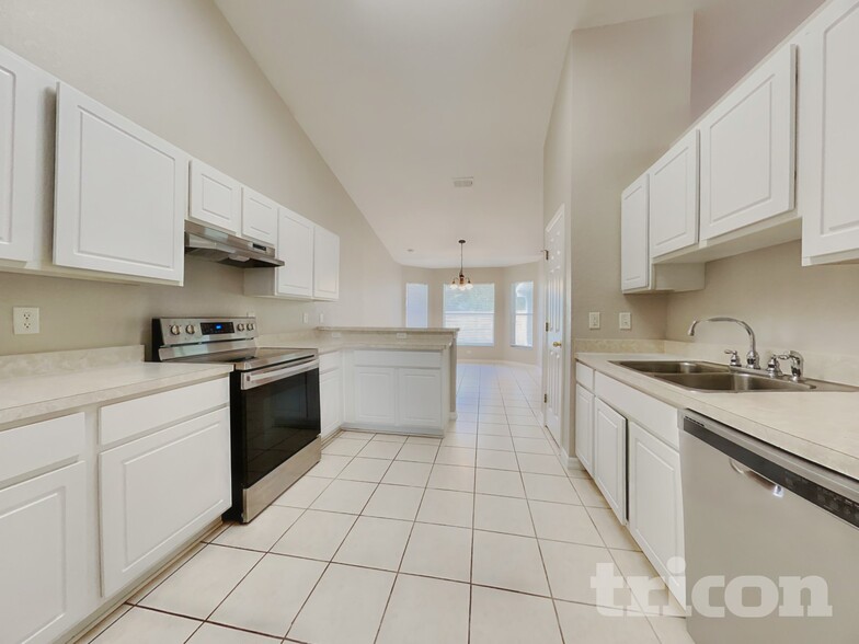 Building Photo - 1193 Sanger Ave