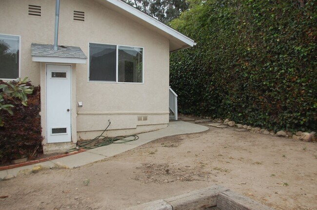 Building Photo - Charming California Cottage