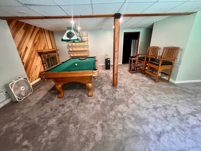 Building Photo - Cranberry - 6 bedroom 4 bathroom - Stunnin...