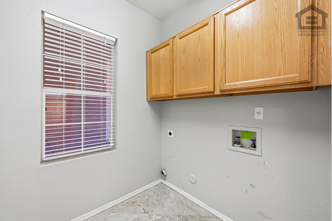 Building Photo - 5Bed/3Bath House at 67th Ave/Deer Valley Rd! Ready for Immediate Move-In! -- GOLF COURSE VIEWS! R...