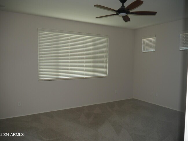 Building Photo - 10035 W Robin Ln