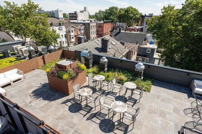 Building Photo - 328 Pacific Ave