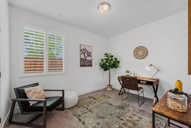 Building Photo - Dream Home Alert: 5 Bedrooms of Pure Comfo...