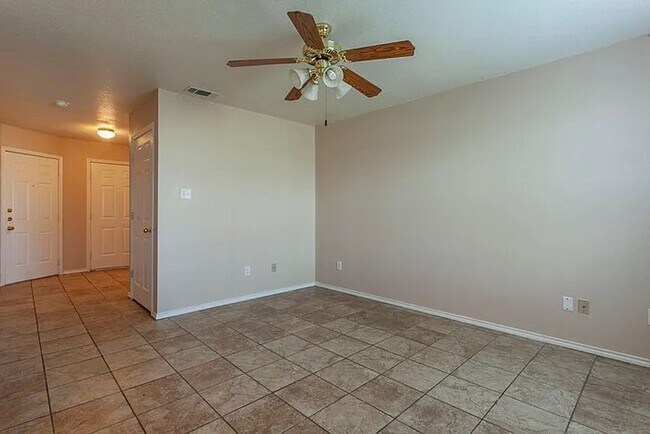 Building Photo - 3 BED / 2 Bath  AVAILABLE END OF JANUARY