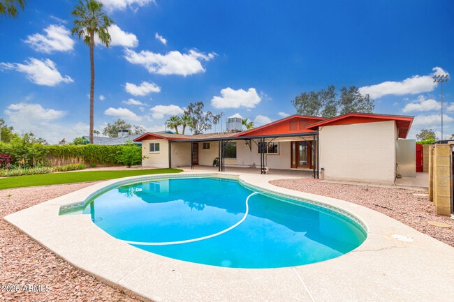 Building Photo - 2111 S River Dr