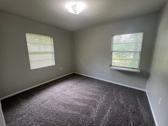 Building Photo - 3 bedroom 1 bathroom in Northport