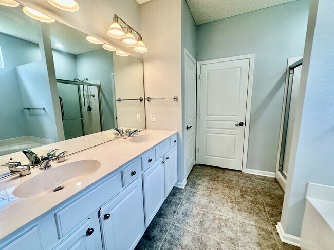 Building Photo - Outstanding Two Bedroom Home in Sun City!