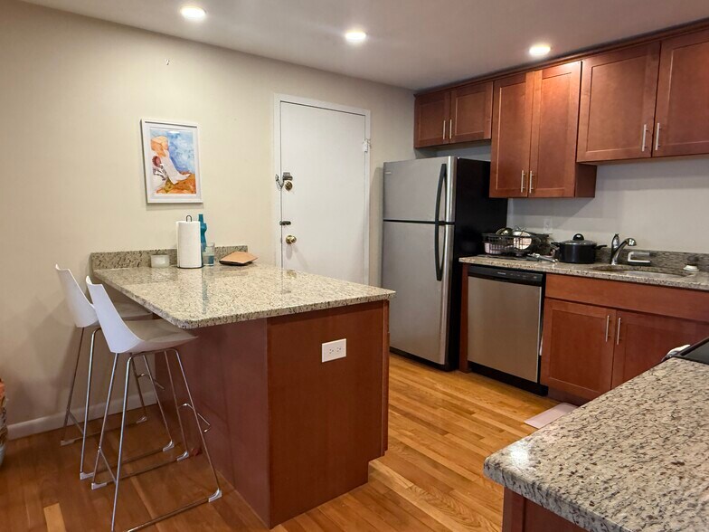 Building Photo - 197 Kent St