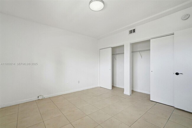 Building Photo - 1185 Marseille Dr