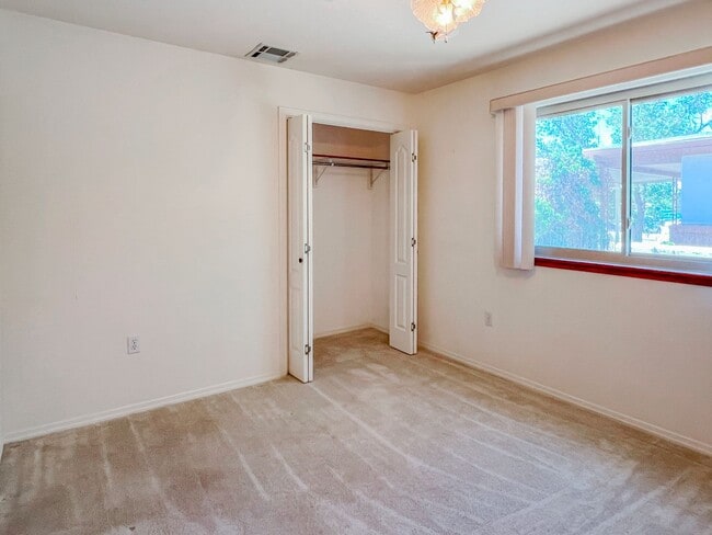 Building Photo - Spacious 3 Bedroom 2 Bath Home on Corner Lot