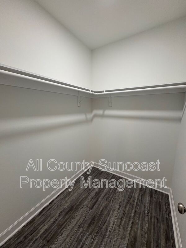Building Photo - 545 Sunset Dr